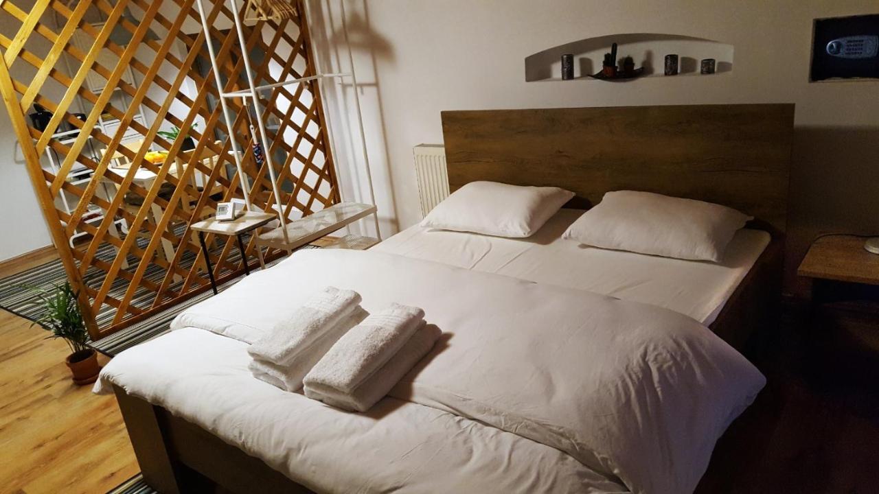 Charlietown Hotell Satu Mare Exteriör bild